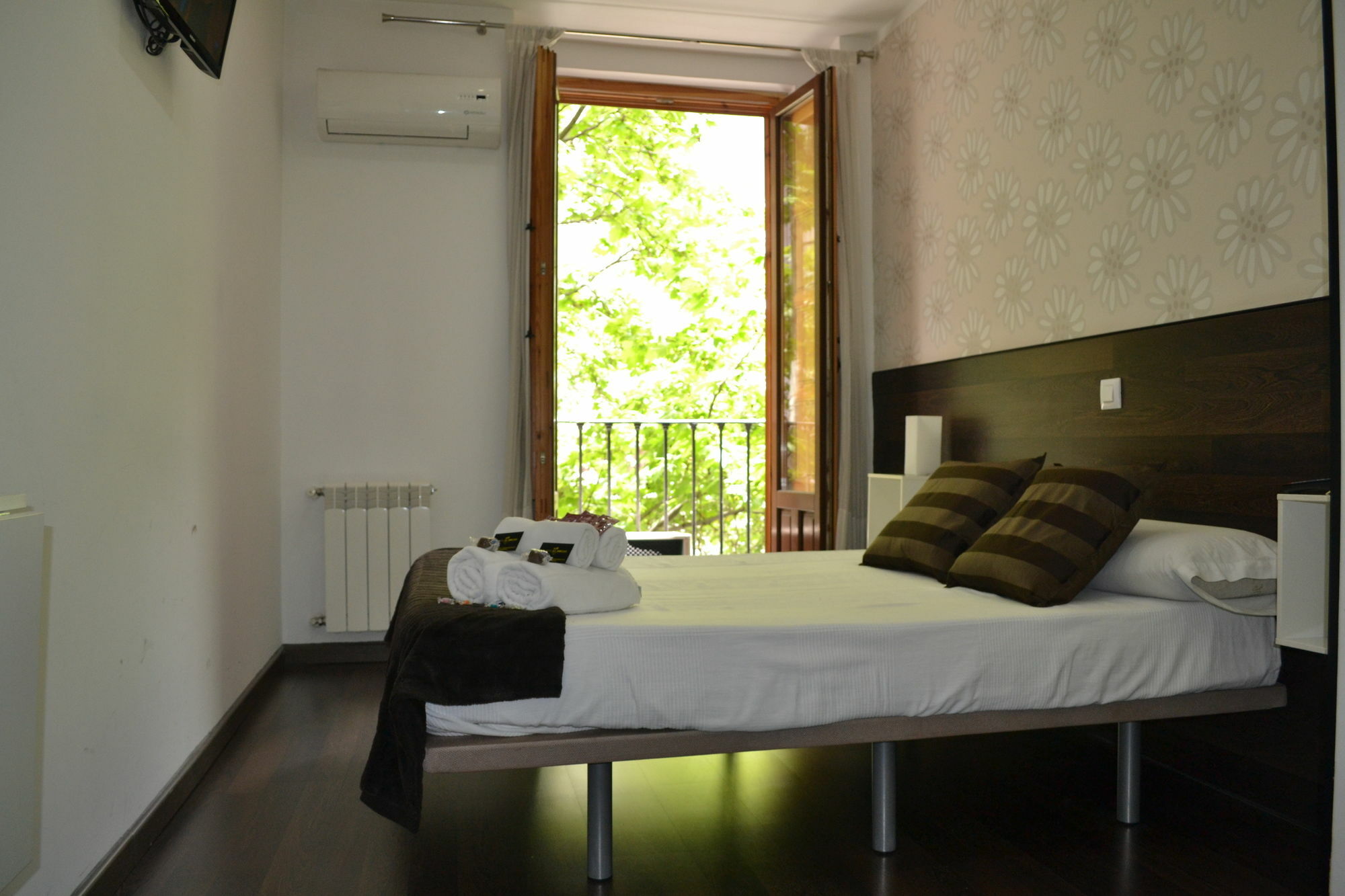Hostal El Brezo Madrid Exterior photo