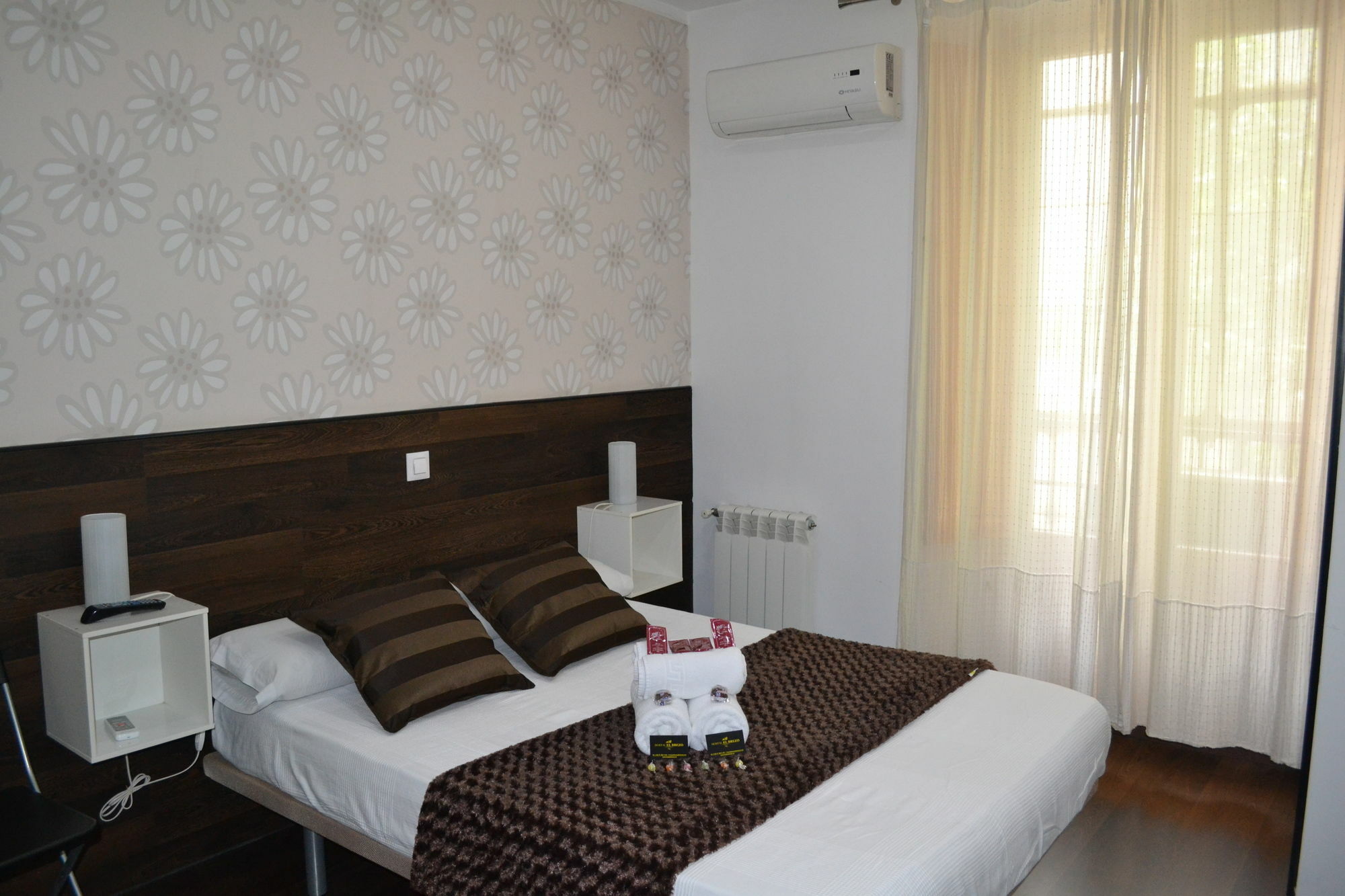 Hostal El Brezo Madrid Exterior photo