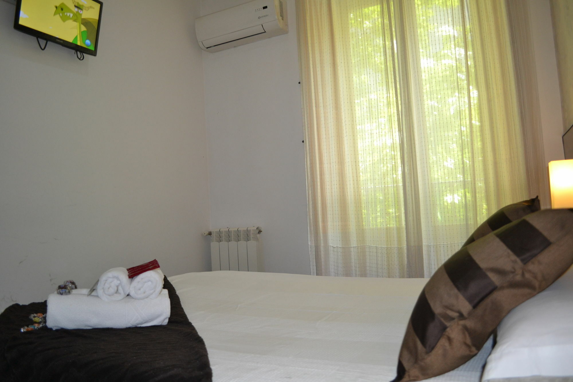 Hostal El Brezo Madrid Exterior photo